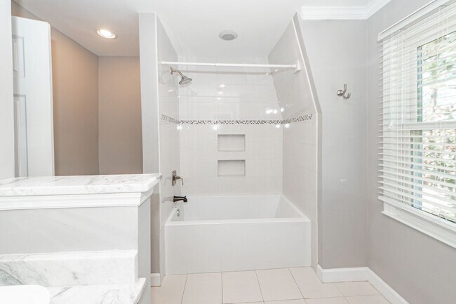Building Photo - 4 Bedroom 2.5 Bath House in Montclair - We...