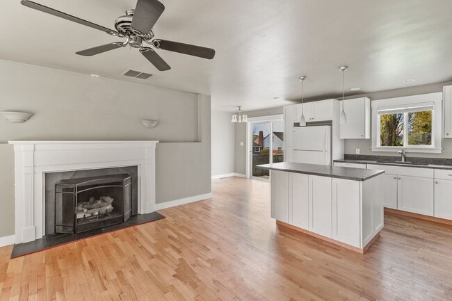 Building Photo - 3 Bed 1 Bath - Craftsman - Fenced Backyard...