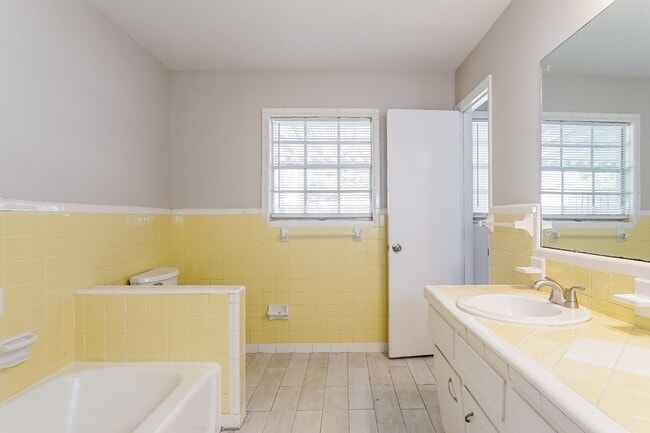 Building Photo - 2165 Circle Dr