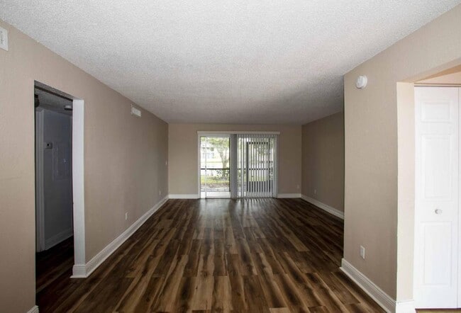 Building Photo - 200 Country Club Dr