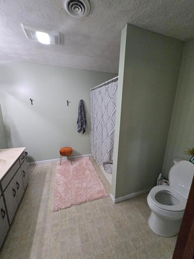 Building Photo - This charming 3-bedroom, 2-bathroom home o...