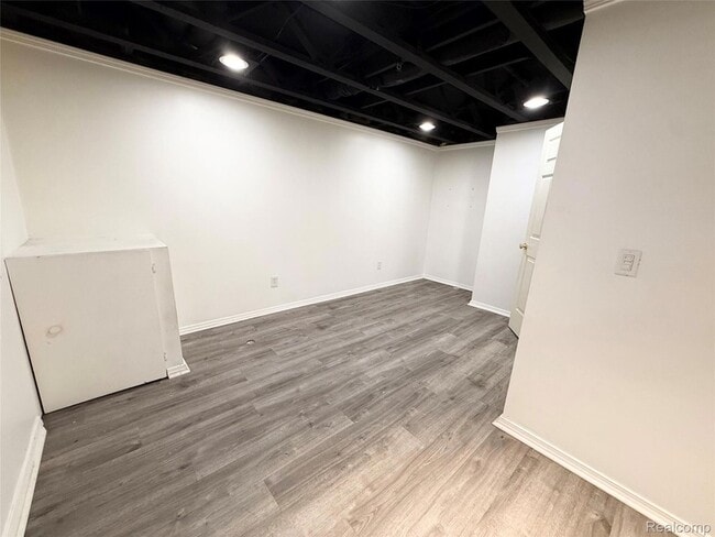 Building Photo - 29419 Glen Oaks Blvd E