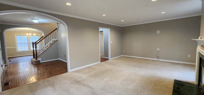 Expansive family room - 13 Steeple Ct