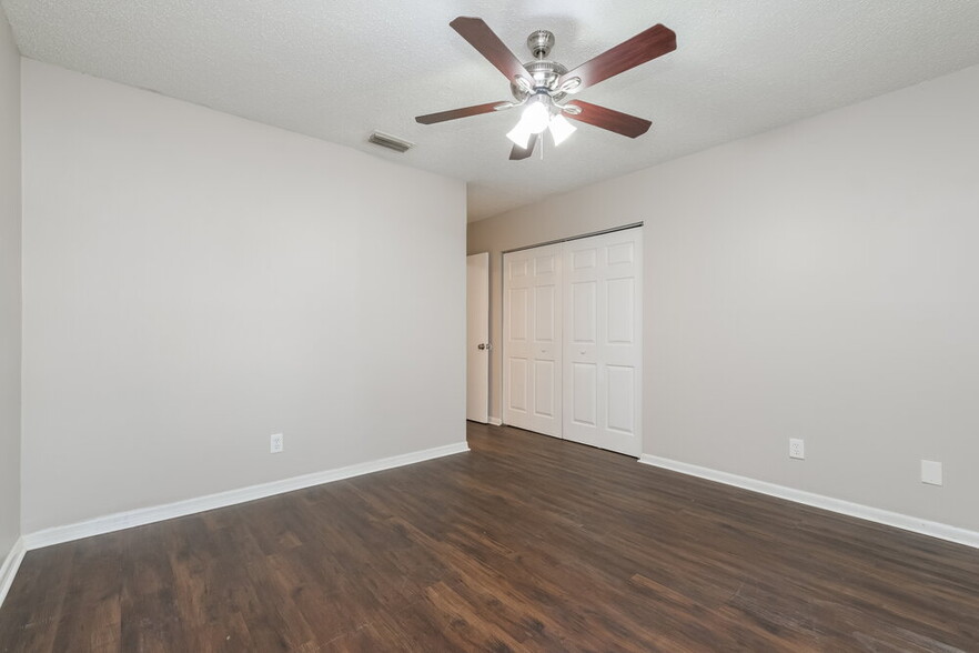 Building Photo - 226 Regal Park Dr