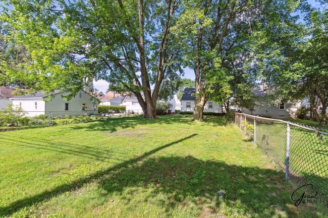 Building Photo - $1400 3 bedroom bungalow