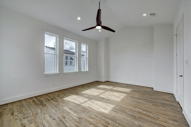 Building Photo - 1535 W 24th St