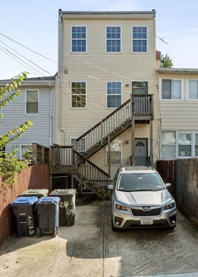 Building Photo - Large Sunny Eckington Three Bed/Three Bath Interior Rowhouse Condo Home