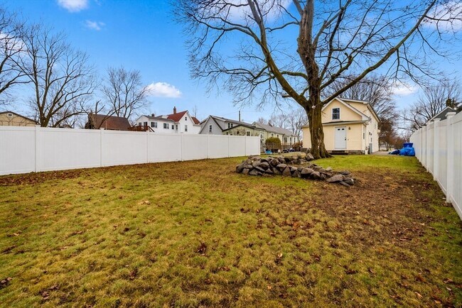 Building Photo - 15 Buckingham St