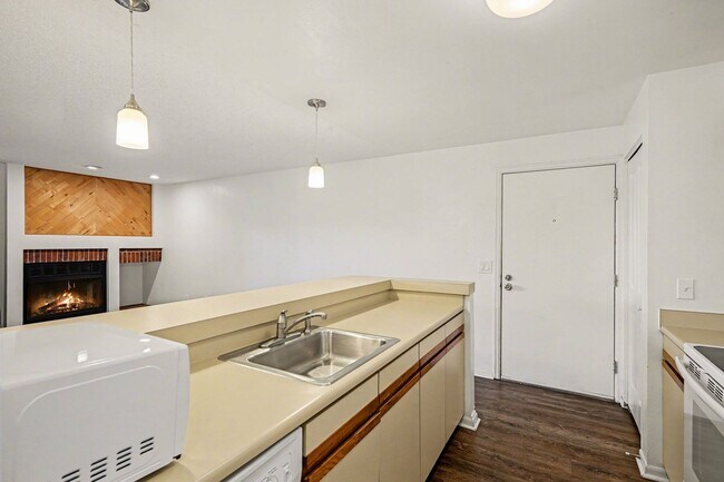 Building Photo - Ground Level Condo! 1 Bed 1 Bath In Littleton!