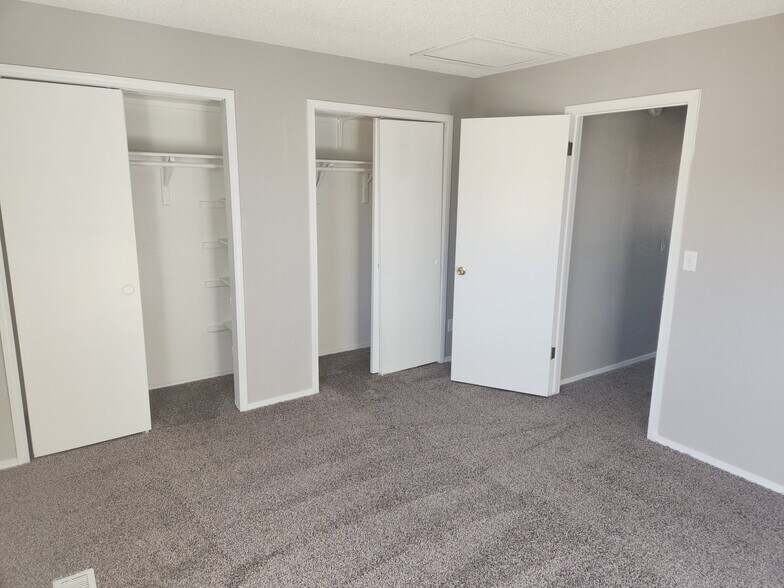 Building Photo - 8069 Lexington Park Dr