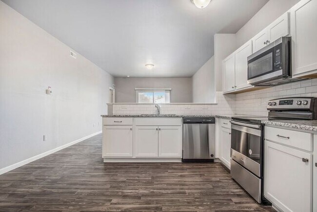 Building Photo - 15901 Cedar Dr