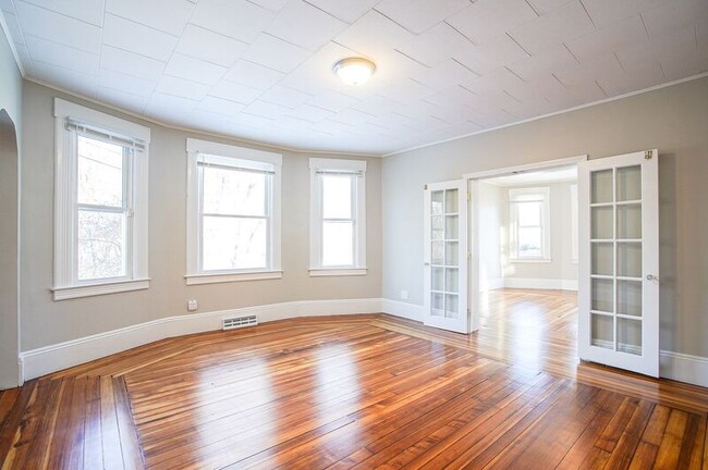 Building Photo - 10-12 River Street