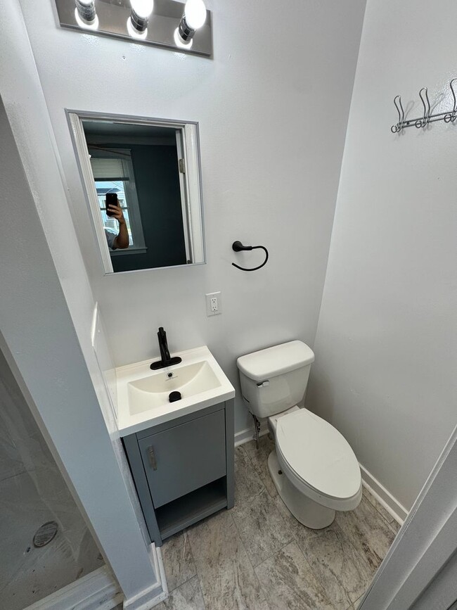 Building Photo - Beautiful 2 bed 2 bath house in Churchill