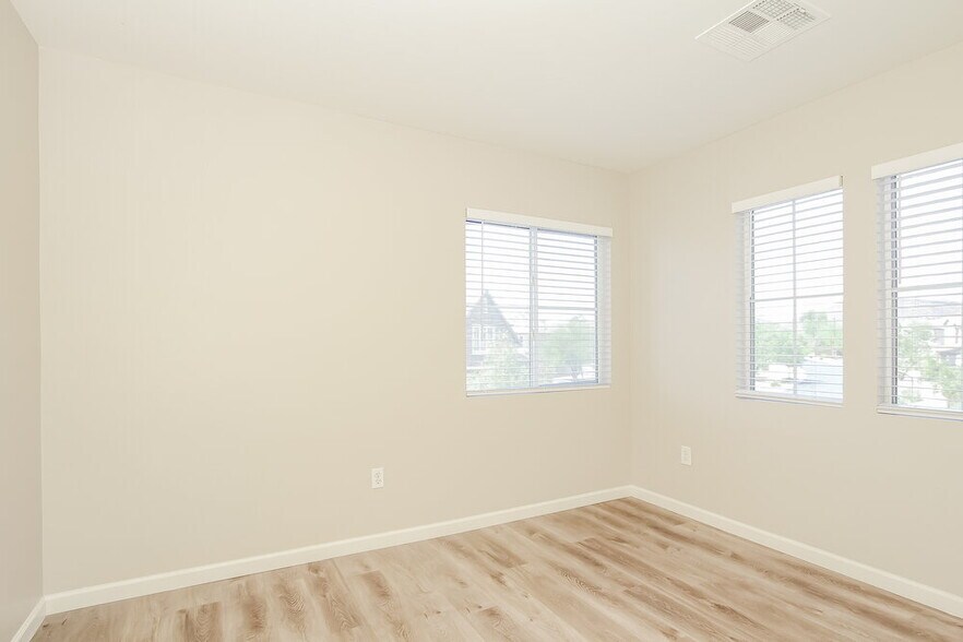 Building Photo - 34929 N 30th Dr