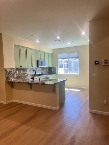 Building Photo - 842 Las Flores Rd
