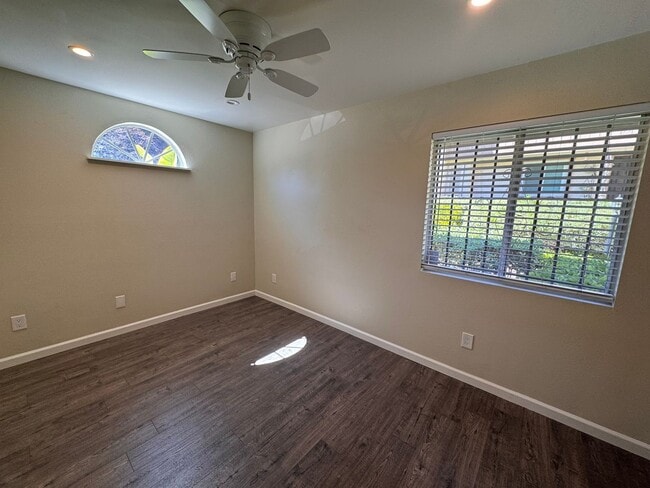 Building Photo - Spacious 4-Bedroom Townhome in Prime Clair...
