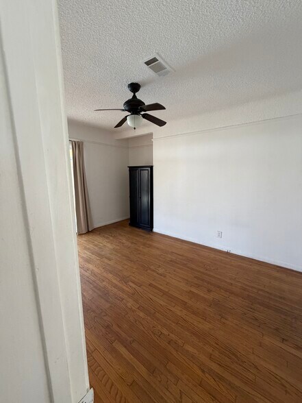 Building Photo - 11021 S Hoover St