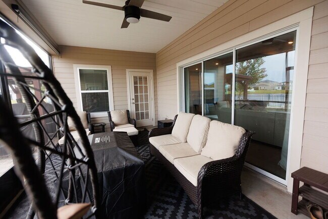 Building Photo - 4 Bedroom 2 Bath home for rent with beauti...
