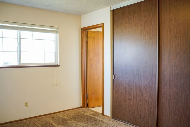 Building Photo - FREE RENT THIS MARCH! Close in NE-2 Bedroom, 1.5 Bath Ready Now!