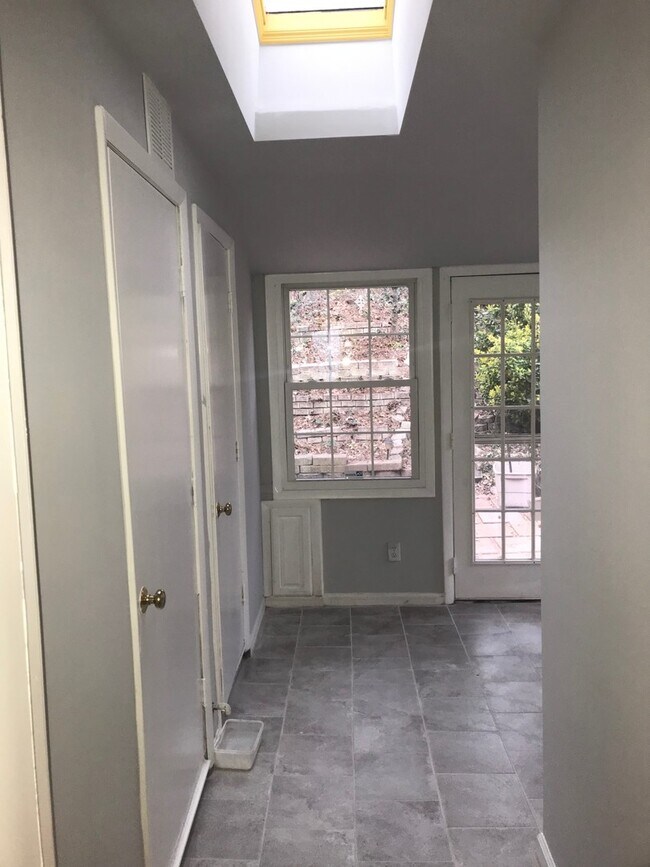 Building Photo - 2952 Aspen Woods Entry