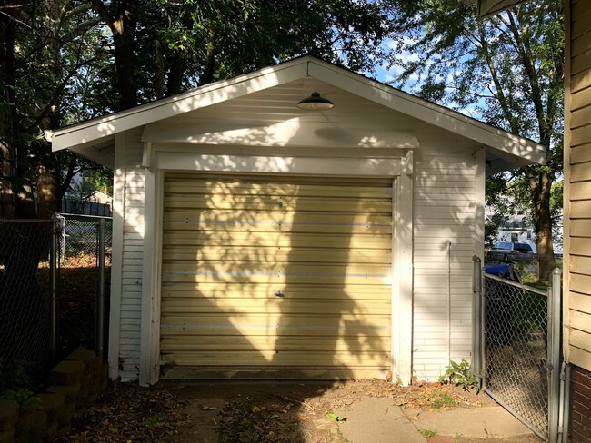 Building Photo - Charming 2BR,1 bath house with updated app...