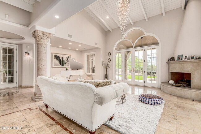 Building Photo - 6050 N Paradise View Dr