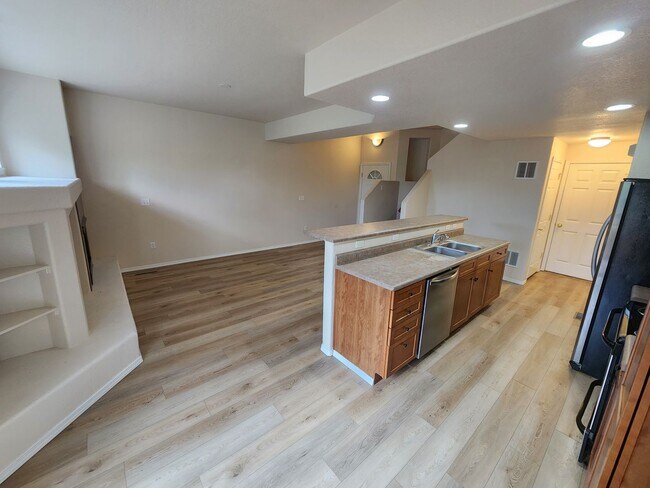 Building Photo - 3 Bedroom Townhome in Gated Community