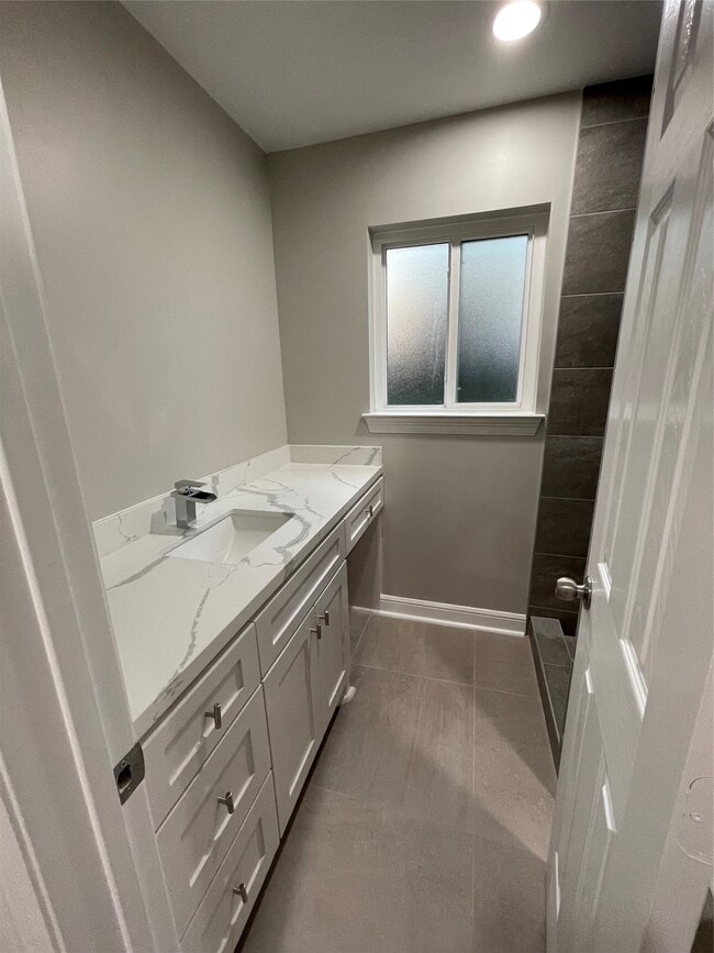 Building Photo - 2706 Wilshire Cir