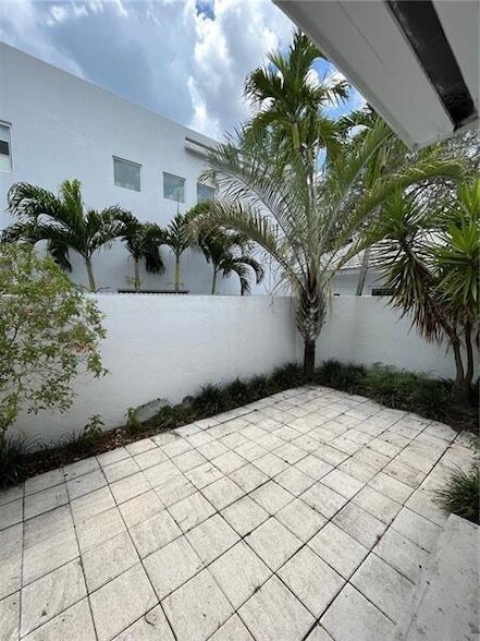 Building Photo - 2356 SW 16th Ave