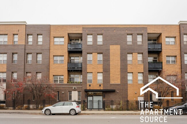 Building Photo - 2951 N Clybourn Ave