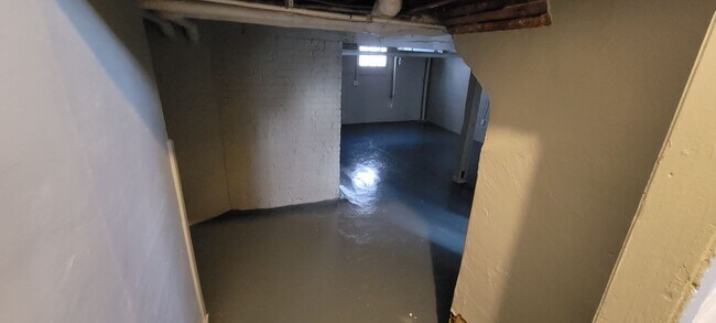 Building Photo - AVAILABLE NOW - 4 Bedroom with garage