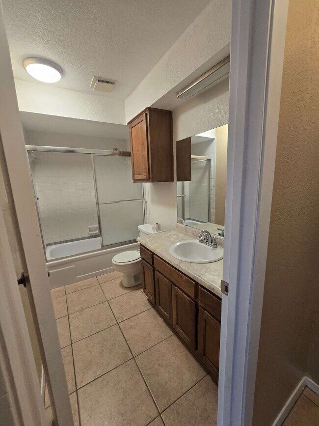 Building Photo - "Charming 3-Bed, 2-Bath Duplex Retreat in ...