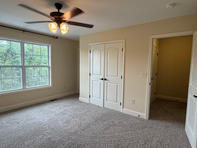Building Photo - 704 Grays Pointe Ct