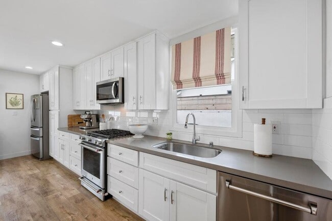 Building Photo - Open Concept 3 Bedroom, 2 Bath Craftsman H...