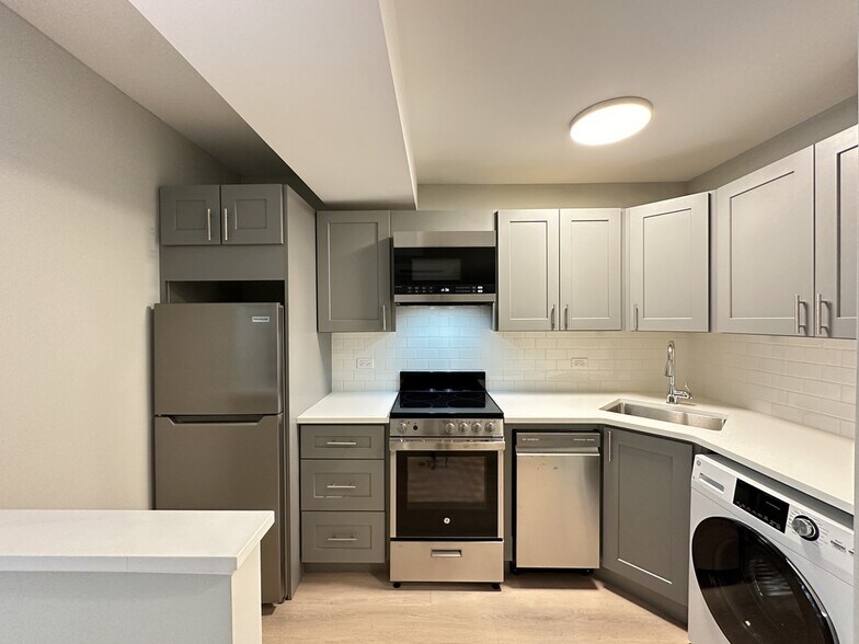 Building Photo - 1220 N La Salle Dr