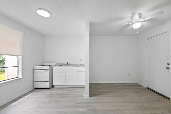 Building Photo - 806 E Emily Ave