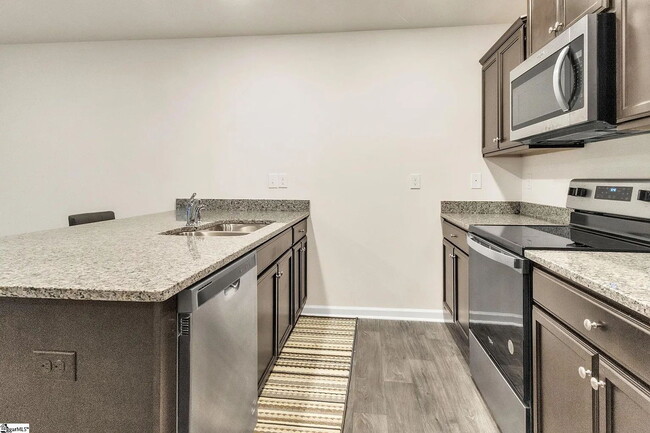 Building Photo - 3 bed, 2.5 bathroom Townhouse