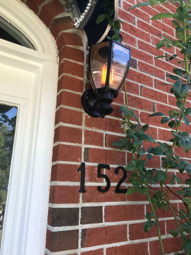 Building Photo - Nice 2 bedroom 2.5 bath town home in quiet neighborhood in town