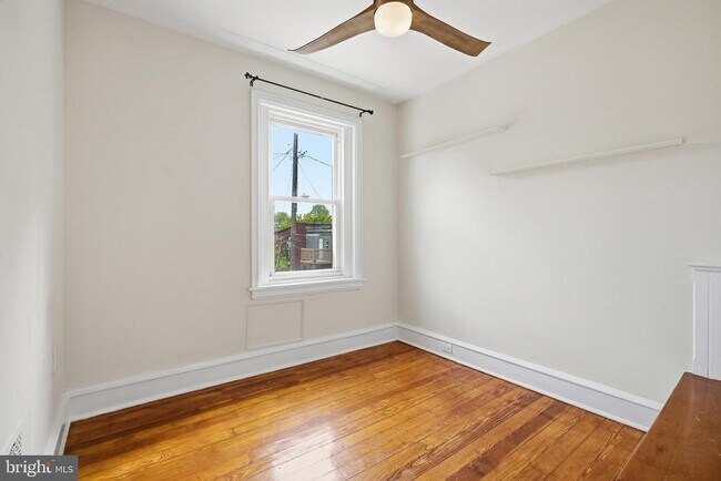 Building Photo - 406 W 20th St