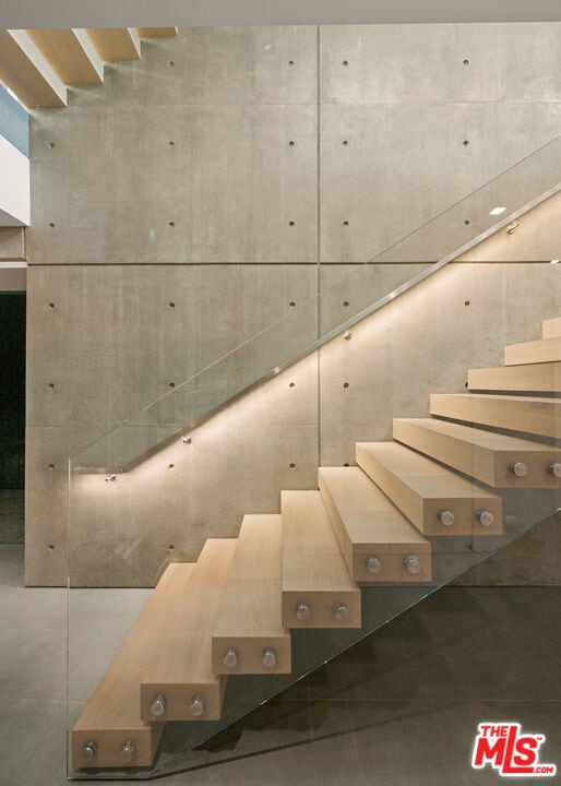 Building Photo - 1140 Summit Dr