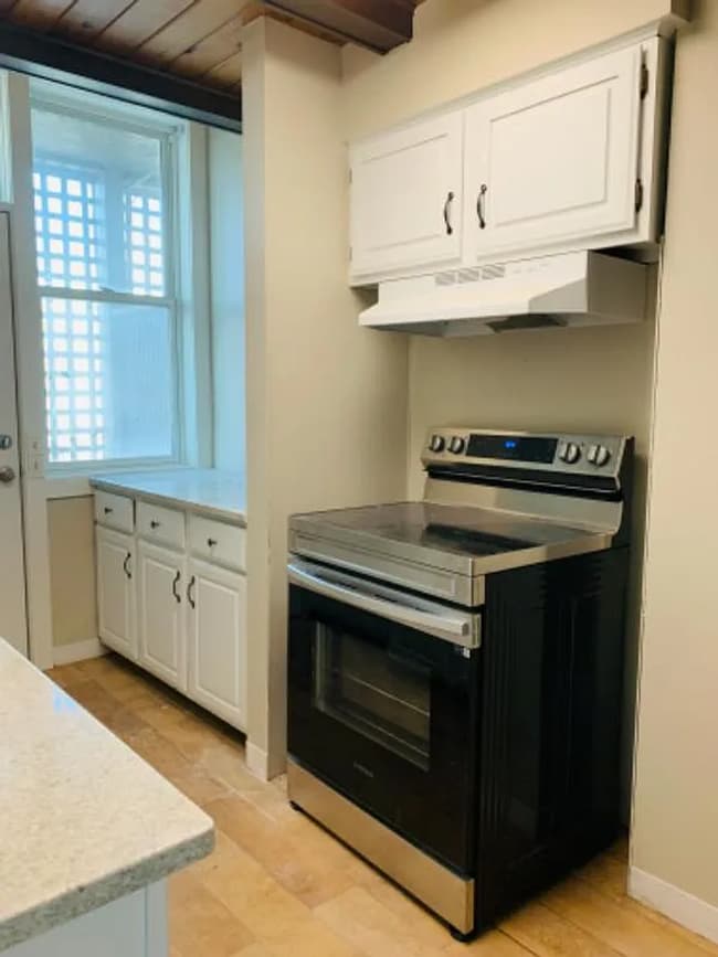 Building Photo - 410 S 40th St