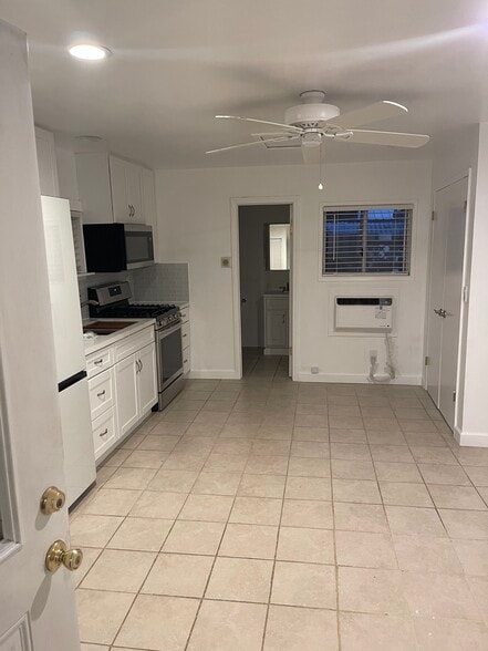 Studio - 7330 Yarmouth Ave