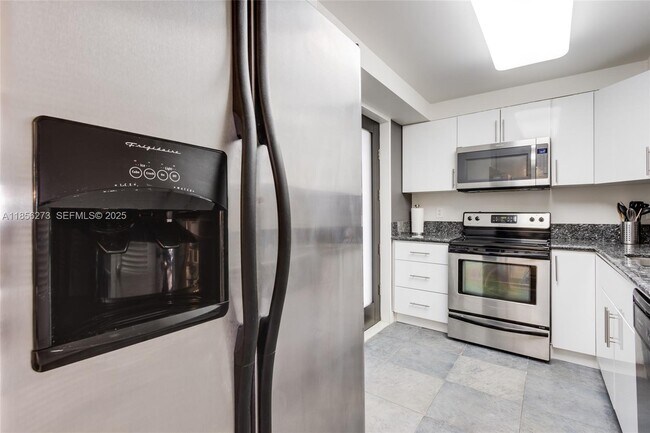 Building Photo - 301 Golden Isles Dr