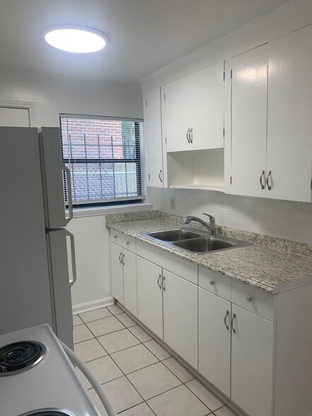 Building Photo - 2554 Ernest St