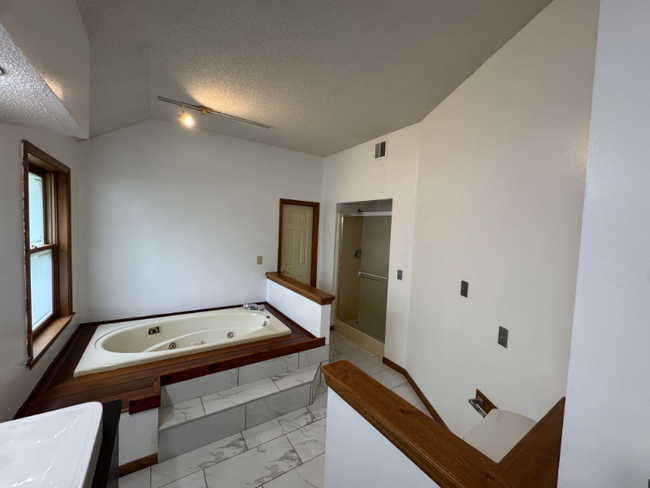 Building Photo - 7010 N Agnes Ave
