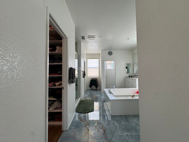 Building Photo - Beautiful 4 Bedroom House with office AND ...