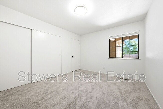 Building Photo - 2033 Raphael Ct