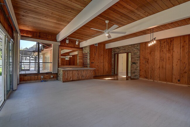 Building Photo - Luxurious 4 bedroom, 3 bath pool home.