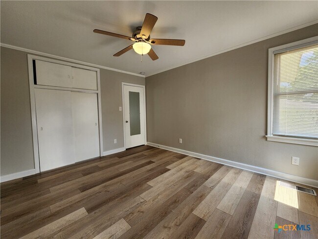 Building Photo - 564 Laurel Ln