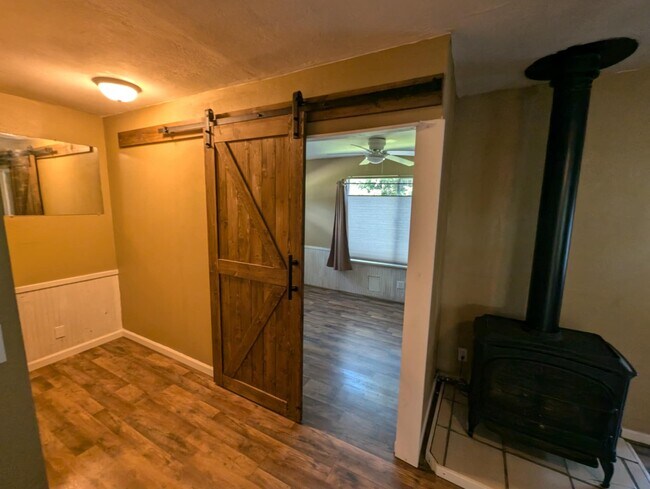 Building Photo - 402 Oregon St